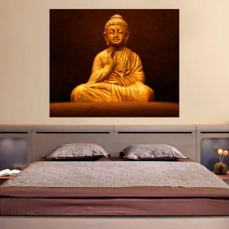Quadro grande com Buda dourado sobre cabeceira de cama moderna