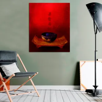 Quadro com taça oriental sobre esteira e fundo vermelho