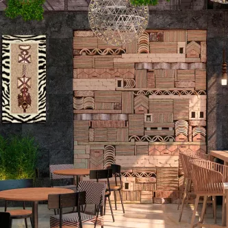 Quadro Étnico tons claros em painéis geométricos de madeira numa parede de café