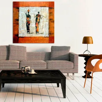 Quadro com duas figuras masai estilizadas em tons laranja e branco, na parede de uma sala