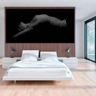 Quadro sensual disfarce com silhueta feminina reclinada em riscas brancas sobre preto