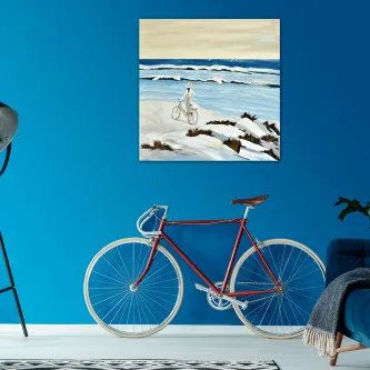 Quadro 'bicicleta na praia' pendurado em parede azul acima de bicicleta vermelha