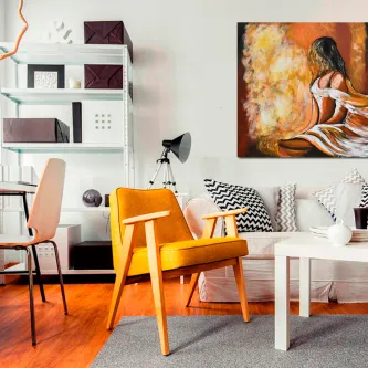 Quadro Pensando ao deitar com figura feminina sentada, pendurado em sala contemporânea