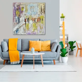 Quadro grupo envelhecido, pintura abstrata de figuras sobre sofá cinzento com almofadas amarelas