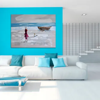 Mulher sozinha na praia junto a um barco, pintura pendurada numa parede azul