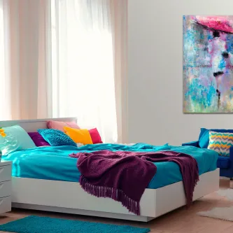 Quarto com cama turquesa, manta roxa e quadro colorido 'Senhora Tremule' na parede