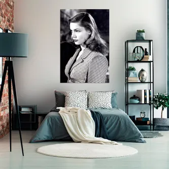 Retrato feminino clássico a preto e branco pendurado acima de cama