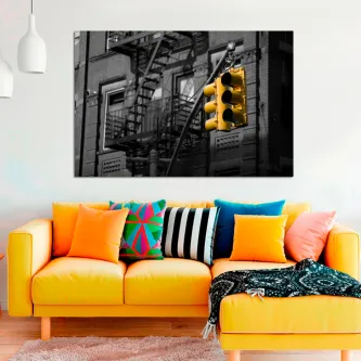 Quadro semáforo com semáforo amarelo em destaque sobre fachada urbana a preto e branco