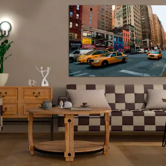 Quadro New York City com táxis amarelos numa rua de Nova Iorque, pendurado sobre sofá