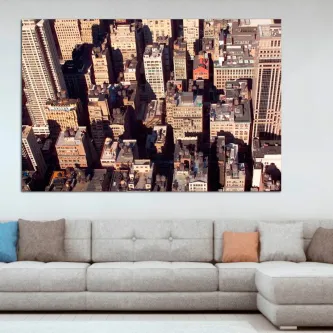 Quadro com vista aérea de arranha-céus de Nova Iorque sobre sofá cinzento
