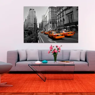 Quadro com fotografia urbana a preto e branco e táxis laranja em destaque