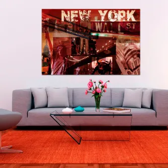 Quadro colagem New York em tons vermelhos pendurado sobre sofá cinzento numa sala