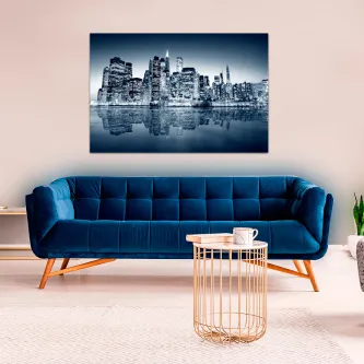 Quadro panorâmico de cidade refletida na água pendurado acima de sofá azul