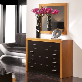 Cómoda 4 gavetas com moldura de madeira, espelho e vaso com flores rosas