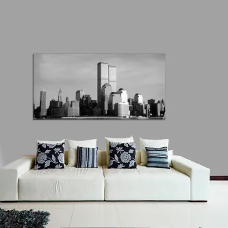 Quadro a preto e branco de arranha-céus do distrito financeiro sobre sofá branco