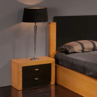 Mesa de cabeceira Primavera em madeira clara com duas gavetas pretas e candeeiro
