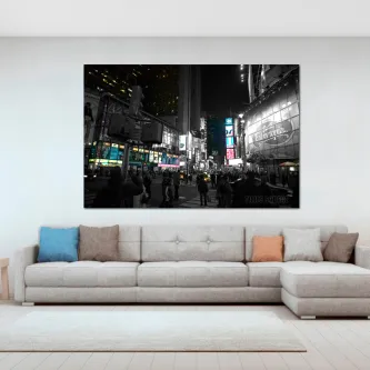 Times Square à noite, rua movimentada com letreiros luminosos e transeuntes