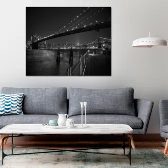 Quadro em preto e branco da ponte iluminada e skyline nocturno de Nova Iorque