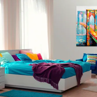 Quarto com cama azul e almofadas coloridas e quadro 'Ponte Colorida' na parede