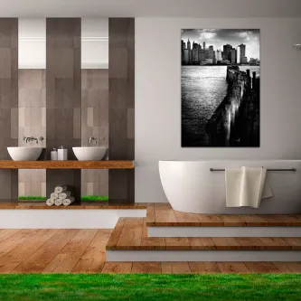 Quadro a preto e branco da skyline de Nova Iorque sobre água, pendurado numa casa de banho