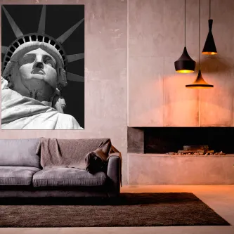 Quadro com rosto da Estátua da Liberdade em sala moderna