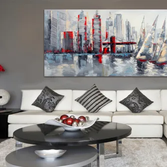 Sala de estar com sofá branco e quadro de cidade abstrata em tons cinzentos com realces vermelhos.