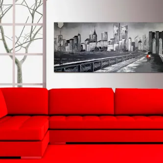 Quadro Passeio por Nova York, pintura a preto e branco com skyline e pessoa de casaco vermelho