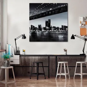 Quadro em preto e branco de Nova Iorque sob ponte, pendurado acima de secretária