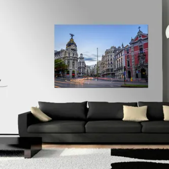 Quadro A la Madrid com rua e edifícios históricos de Madrid e tráfego noturno