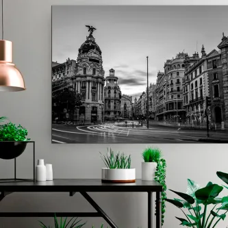 Quadro Madrid a preto e branco com a Gran Vía e edifícios históricos