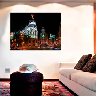 Quadro Metropolis a la Madrid com edifício em cúpula iluminado à noite e luzes de trânsito