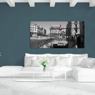 Quadro Metro Sol, cena urbana em preto e branco com entrada de metro e sinal colorido