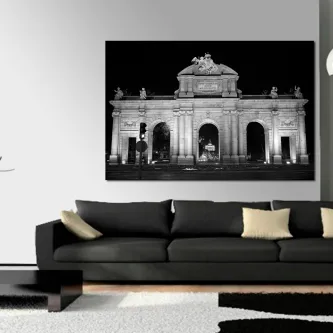 Quadro a preto e branco da Puerta de Alcalá em Madrid sobre sofá moderno