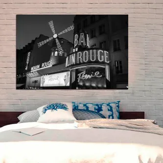 Quadro Moulin Rouge em preto e branco com moinho e letreiros na fachada