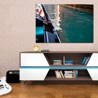 Gôndola num canal de Veneza com água turquesa e reflexos