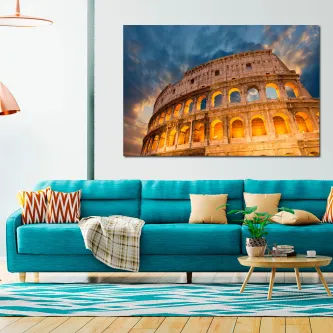 Quadro Roma 2 com Coliseu iluminado sobre sofá azul numa sala moderna