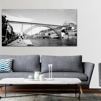 Ponte metálica portuguesa em fotografia panorâmica a preto e branco sobre o rio