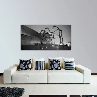 Fotografia a preto e branco do Museu Guggenheim de Bilbao com escultura aranha em primeiro plano