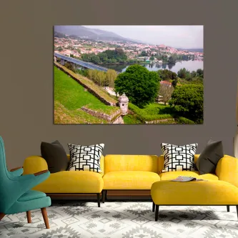 Quadro Paisagem do Porto sobre sofá amarelo, vista do rio, colinas e fortificação