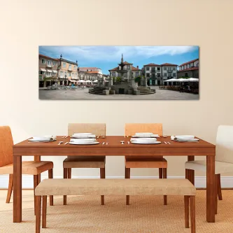 Quadro Praça Portuguesa com fonte central, edifícios e esplanadas