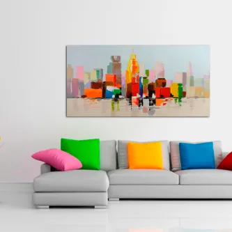 Quadro de cidade abstrata colorida sobre sofá cinzento com almofadas multicolores
