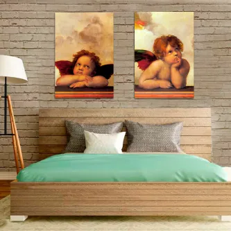 Quadro com dois anjos de Raffaello sobre cabeceira de cama