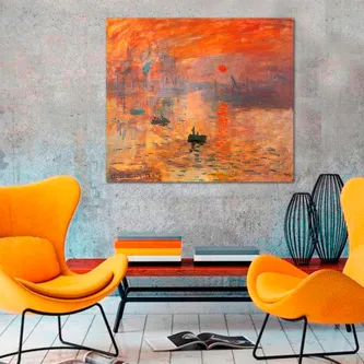 Quadro de Monet com sol alaranjado e barcos, pendurado entre duas cadeiras amarelas