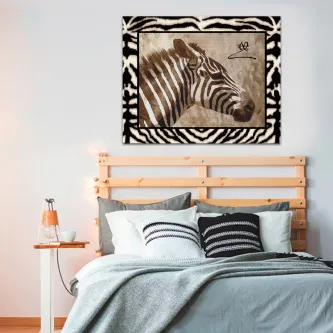 Quadro de cabeça de zebra em perfil com moldura padrão zebra, pendurado sobre cama.