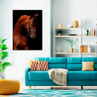 Quadro com retrato de cavalo castanho de perfil pendurado numa sala moderna