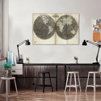 Quadro mapa mundo vintage de dois hemisférios pendurado acima de secretária
