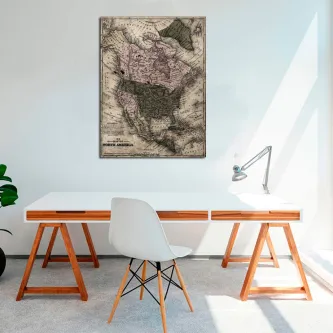 Quadro com mapa vintage da América do Norte pendurado sobre secretária minimalista