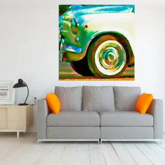 Frente colorida de um Seat 600 em pintura artística pendurada sobre sofá cinzento