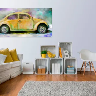 Quadro colorido de um carocha amarelo pendurado numa sala