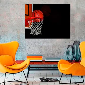 Quadro cesto de basket com bola e aro sobre fundo negro e cadeiras laranja